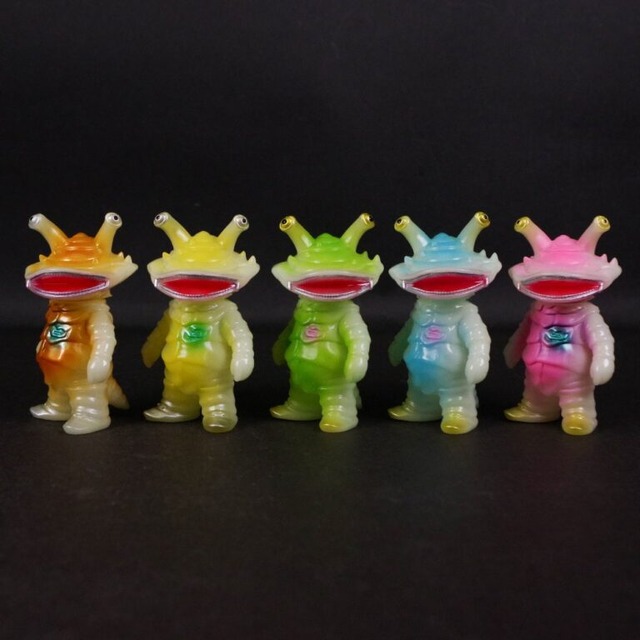 ちびカネゴン (蓄光ゴールド) (蓄光イエロー) (蓄光グリーン) (蓄光ブルー) (蓄光ピンク)/ 各1.980円(税込)