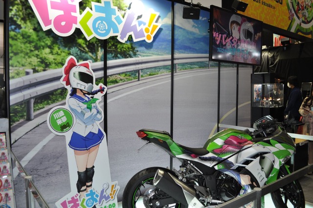 トムスではバイクJKと甘々なつむぎがお出迎え　AJ2016ブースレポ