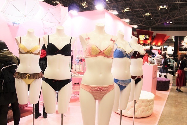 アニメ×ファッション　可愛いアイテムに、ブース内は大賑わい！SuperGroupiesブースレポート