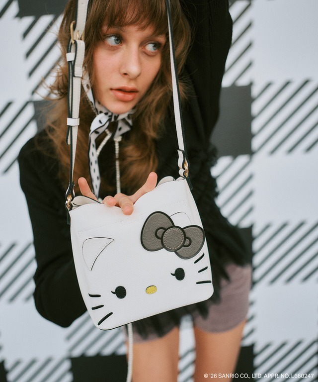 HELLO KITTY×VIS「ダブルフェイスハートカットミニショルダーバッグ」使用イメージ