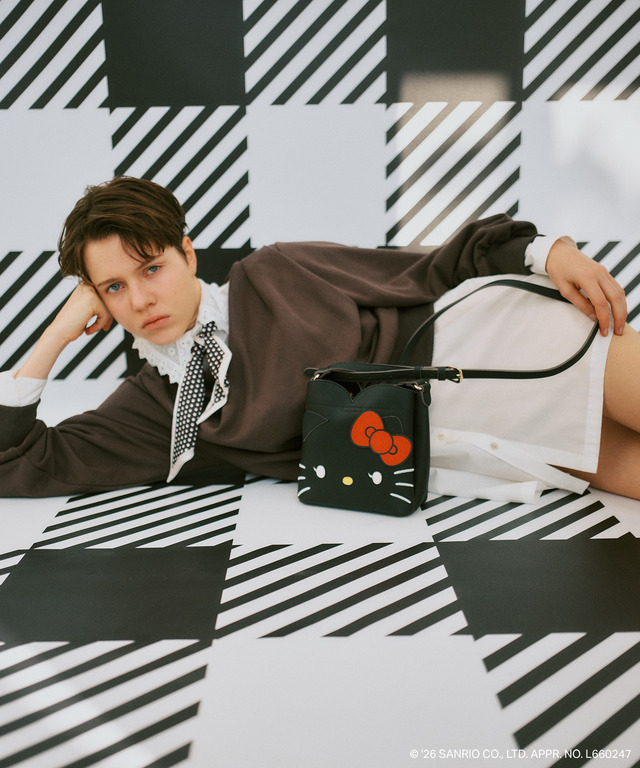 HELLO KITTY×VIS「ダブルフェイスハートカットミニショルダーバッグ」使用イメージ