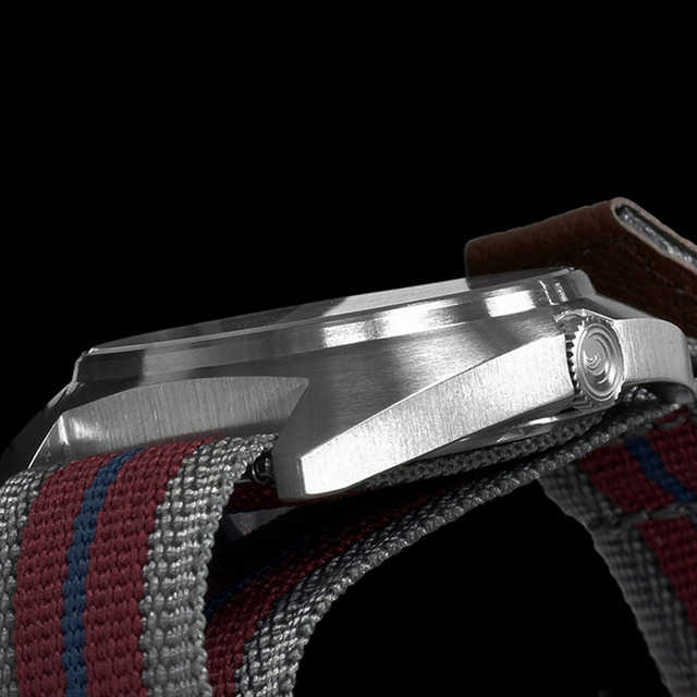 「リコリス・リコイル × KENTEX コラボウォッチ」錦木千束モデル