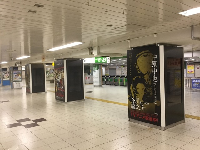 池袋駅内に「文豪ストレイドッグス」の美麗ビジュアルが　期間限定展示スタート