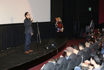 完成披露試写は満員