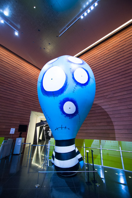 複数の目ともとれる不思議なデザイン