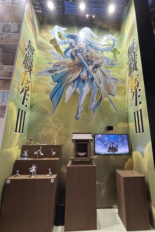 「無職転生」ロキシー教祭壇に内山夕実＆小原好美が詣でる!? 「御神体がw」「シュールすぎる」