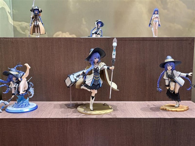 「無職転生」ロキシー教祭壇に内山夕実＆小原好美が詣でる!? 「御神体がw」「シュールすぎる」