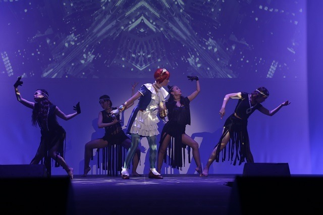 『Red Queen』、舞台は「鏡の国のアリス」から200年後　華麗なショーと伴にスマホアプリ配信開始