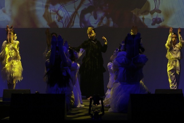 『Red Queen』、舞台は「鏡の国のアリス」から200年後　華麗なショーと伴にスマホアプリ配信開始