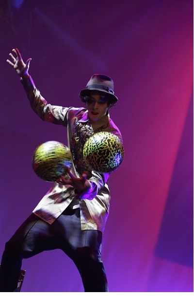 『Red Queen』、舞台は「鏡の国のアリス」から200年後　華麗なショーと伴にスマホアプリ配信開始