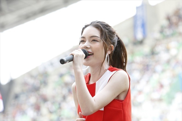 安田レイがJ1リーグ始球式に登場 新曲「Message」で選手にエール