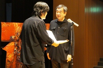 河口洋一郎さんから匠賞を受け取る。