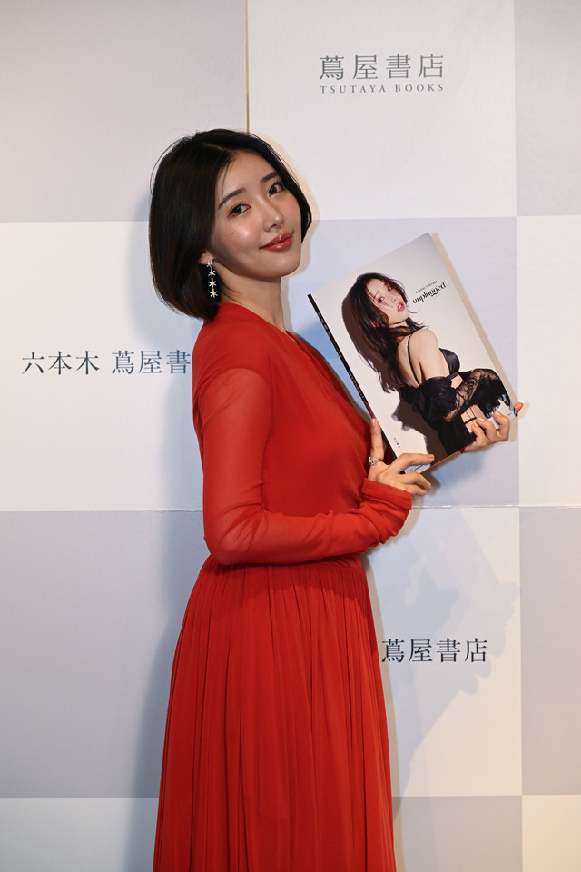 志崎樺音 1st 写真集『unplugged』発売記念イベントスチール