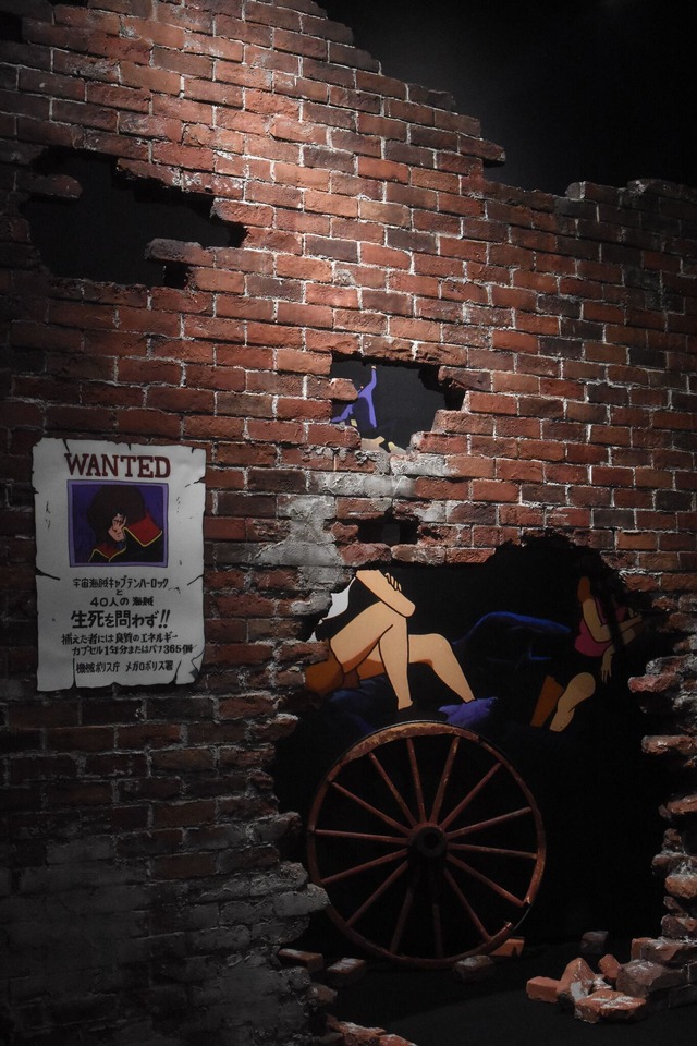 メガロポリス・ステーションへ向かう道には鉄郎と母の物語が描かれている/ ©松本零士／零時社・東映アニメーション