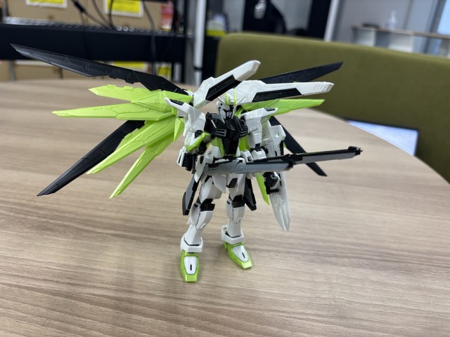 「RG 1/144 フリーダムガンダム -APEX LEGENDS(TM) クリプト Ver.-」