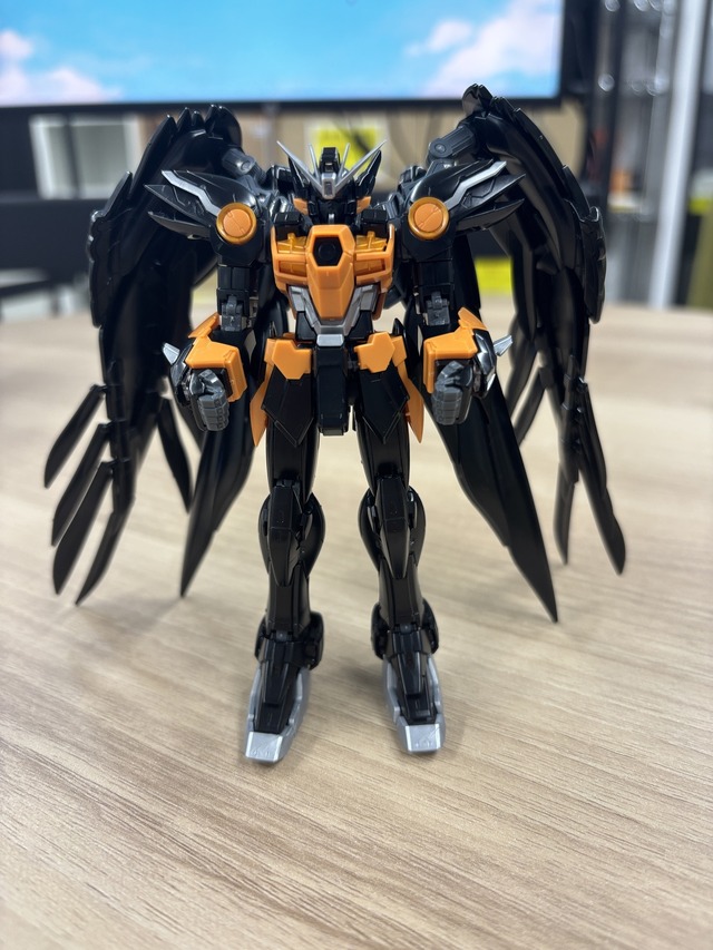 「RG 1/144 ウイングガンダムゼロ EW -APEX LEGENDS(TM) ヴァルキリー Ver.-」