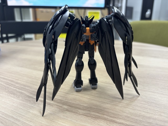 「RG 1/144 ウイングガンダムゼロ EW -APEX LEGENDS(TM) ヴァルキリー Ver.-」