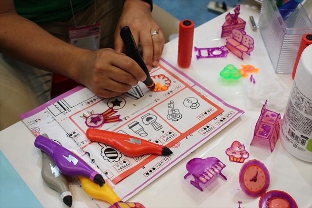 VRデバイス「BotsNewVR」や「おえかきアーティスト」など盛りだくさん メガハウスブース@東京おもちゃショー2016