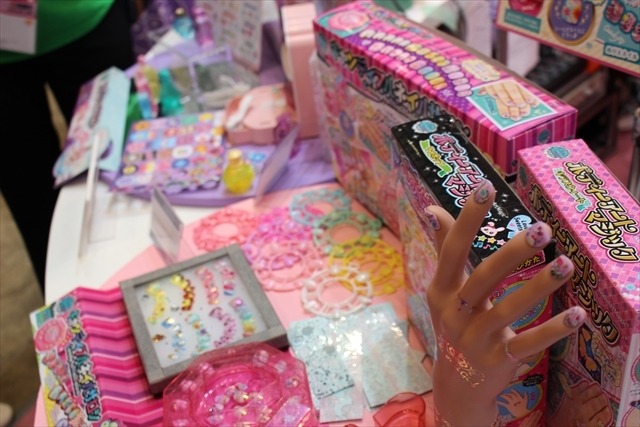 VRデバイス「BotsNewVR」や「おえかきアーティスト」など盛りだくさん メガハウスブース@東京おもちゃショー2016