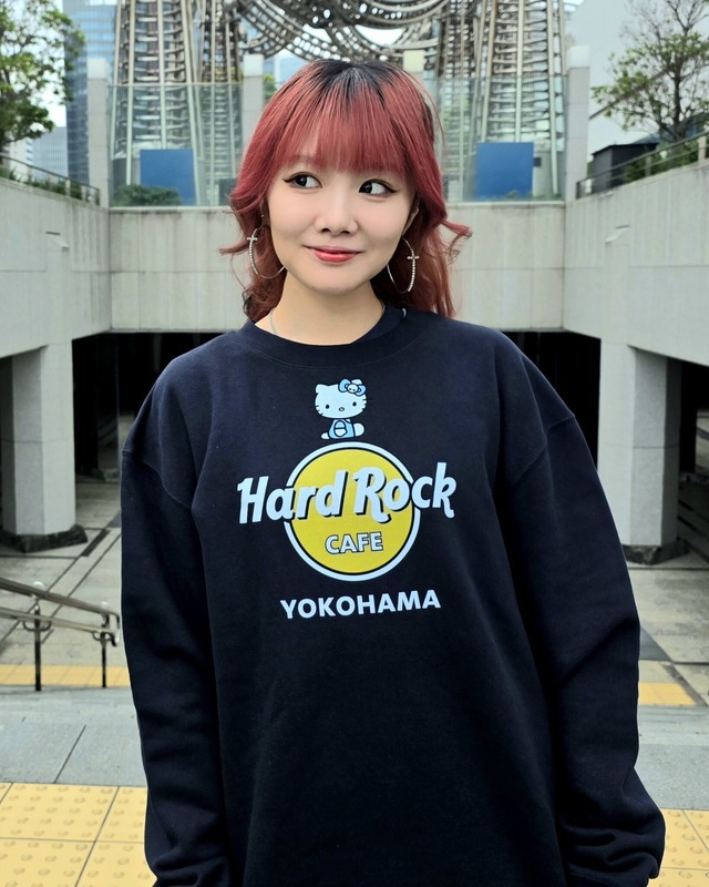 ハードロックカフェ 「Hello Kitty Collection」横浜店 Hello Kitty Crewneck Sweatshirt　着用イメージ
