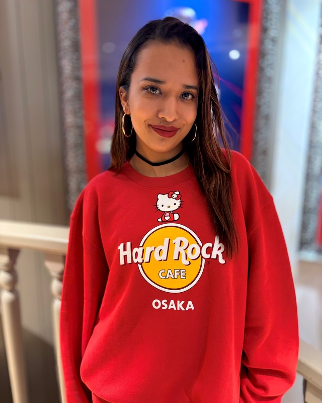 ハードロックカフェ 「Hello Kitty Collection」大阪2店舗 Hello Kitty Crewneck Sweatshirt　着用イメージ