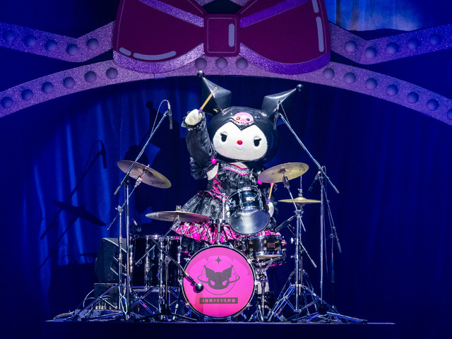 クロミが「Greedy Greedy」でドラム演奏