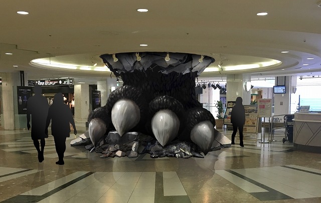 池袋サンシャインシティに巨大なゴジラの足　「シン・ゴジラ」公開を記念した企画