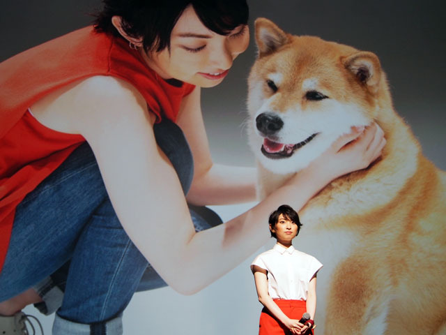 映画「ペット」特別試写で家入レオが熱唱　柴犬まるちゃんも応援