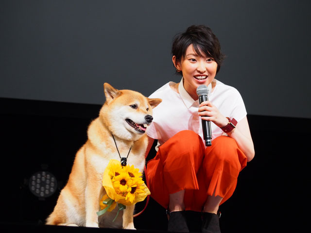 映画「ペット」特別試写で家入レオが熱唱　柴犬まるちゃんも応援