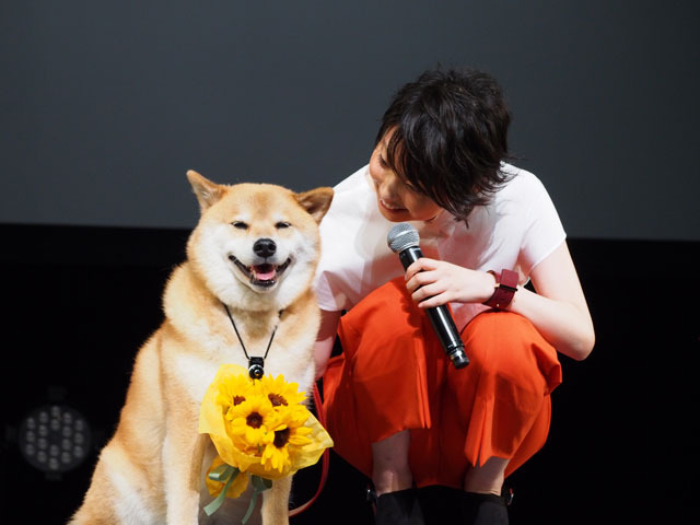 映画「ペット」特別試写で家入レオが熱唱　柴犬まるちゃんも応援