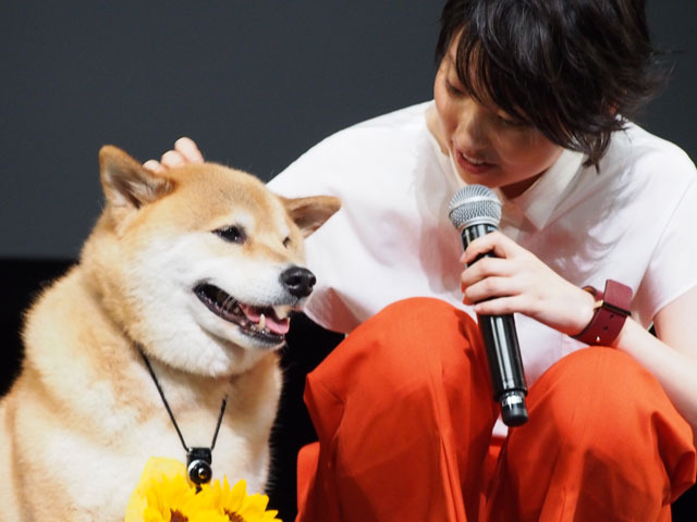映画「ペット」特別試写で家入レオが熱唱　柴犬まるちゃんも応援