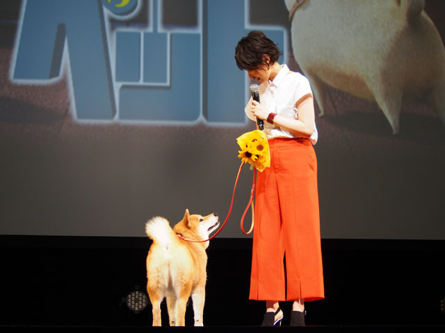 映画「ペット」特別試写で家入レオが熱唱　柴犬まるちゃんも応援
