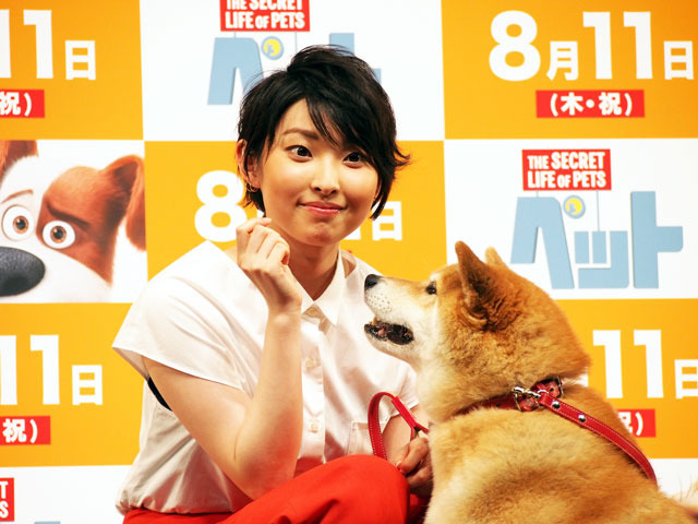 映画「ペット」特別試写で家入レオが熱唱　柴犬まるちゃんも応援
