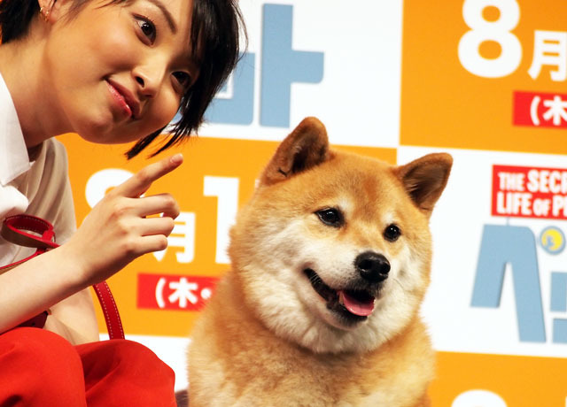 映画「ペット」特別試写で家入レオが熱唱　柴犬まるちゃんも応援