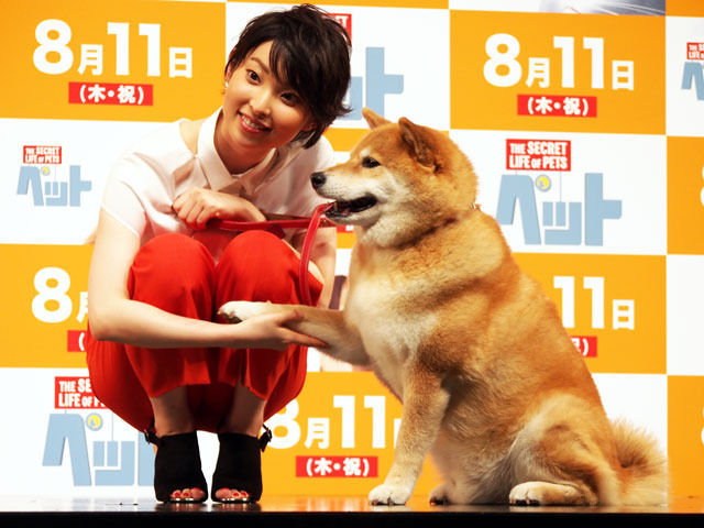 映画「ペット」特別試写で家入レオが熱唱　柴犬まるちゃんも応援