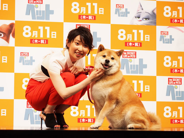 映画「ペット」特別試写で家入レオが熱唱　柴犬まるちゃんも応援