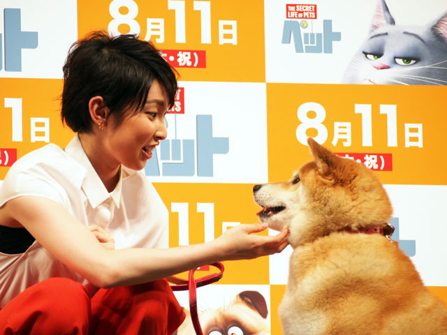 映画「ペット」特別試写で家入レオが熱唱　柴犬まるちゃんも応援