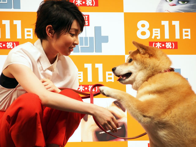 映画「ペット」特別試写で家入レオが熱唱　柴犬まるちゃんも応援