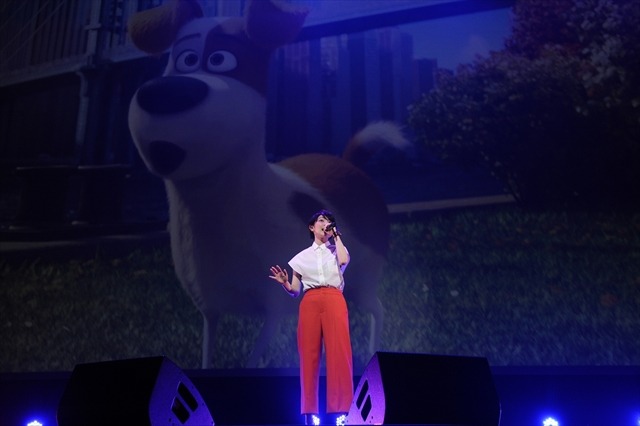 映画「ペット」特別試写で家入レオが熱唱　柴犬まるちゃんも応援