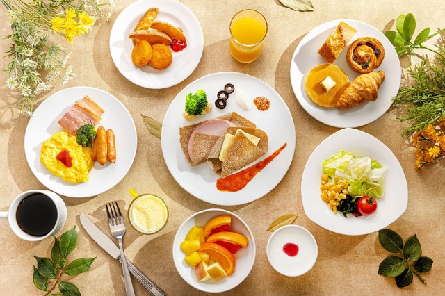 洋食と和食のブッフェスタイル朝食