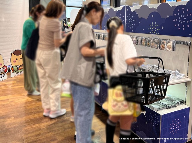 大賑わいの限定グッズ販売場所