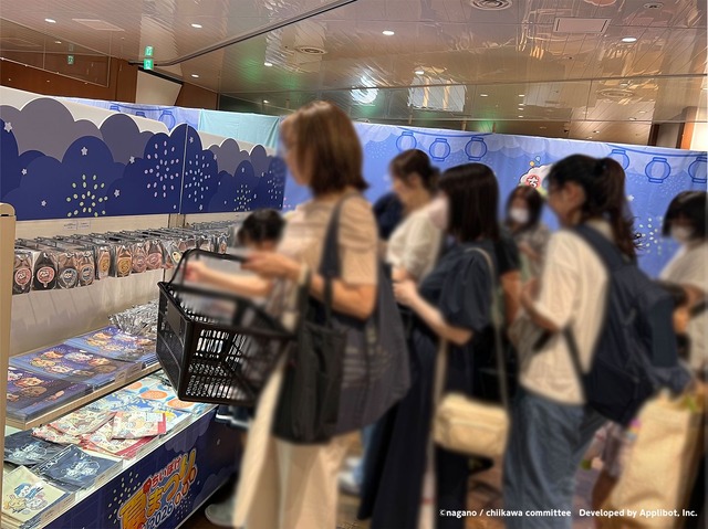 大賑わいの限定グッズ販売場所
