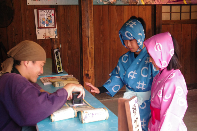 江戸ワンダーランド 日光江戸村が30周年を記念して「忍たま」とコラボ 福くんと夢ちゃんがイベントを体験