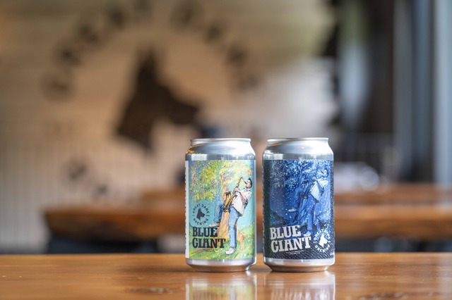 BLUE GIANT×EVERYDAY IPAオリジナルラベル缶（左）／BLUE GIANT×OKTOBERFESTオリジナルラベル缶（右）　各825円