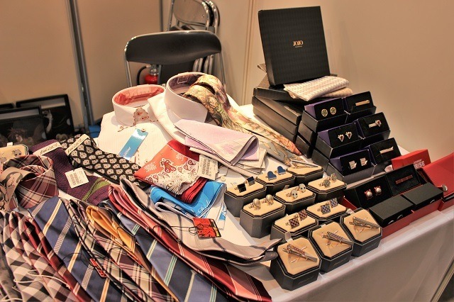 アニメ柄ネクタイの種類は40種類以上！ 「スーツのはるやま」ブース 【コミケ90】