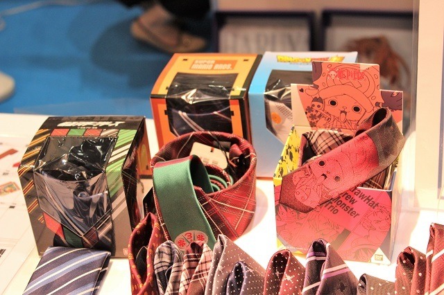 アニメ柄ネクタイの種類は40種類以上！ 「スーツのはるやま」ブース 【コミケ90】