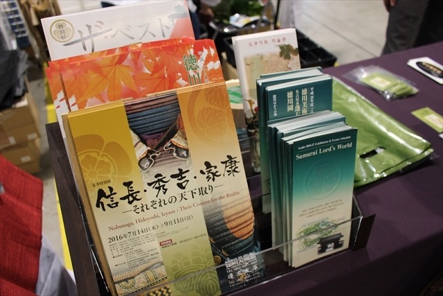 「刀剣乱舞」のコラボグッズも　三つ葉葵が目を引く、徳川美術館ブース【コミケ90】