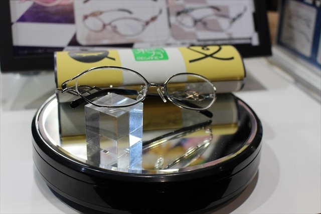 「東方」キャラのメガネがたくさん　執事眼鏡eyemirrorブース【コミケ90】