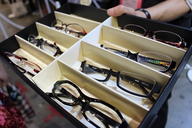 「東方」キャラのメガネがたくさん　執事眼鏡eyemirrorブース【コミケ90】