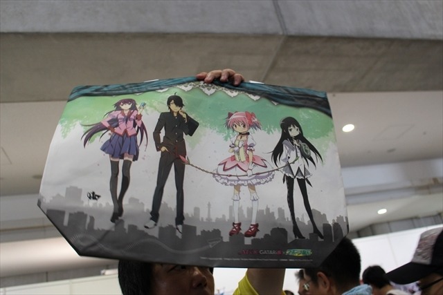 スポーツ報知が初出展 「MADOGATARI」展グッズも販売【コミケ90】